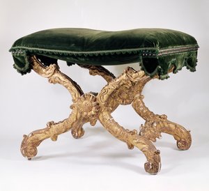 Regencja francuska (1700-1720) Taboret X-frame, pozłacany z tapicerowanym siedziskiem, motywem liści i płomieni, słonecznik na przecięciu