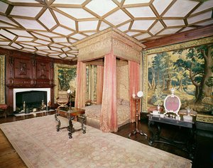 Zawieszki i narzuta z czerwonej satyny i srebrnej aplikacji z bibuły, z Spangled Bedroom, c.1619-20