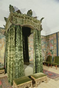 Wnętrze Hardwick Hall, Derbyshire, ukazujące Zieloną Komnatę Łóżkową z oryginalnymi XVI-wiecznymi meblami i zasłonami (H8044) autorstwa Unbekannt Unbekannt
