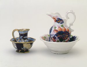 Po lewej: dzbanek i umywalka Crown Staffordshire, po prawej: dzbanek i umywalka z tralkami w stylu walijskim (ceramiczne) autorstwa Unbekannt Unbekannt