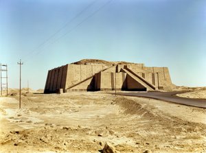 Elewacja północno-wschodnia zigguratu, ok. 2100 pne (zdjęcie) autorstwa Unbekannt Unbekannt
