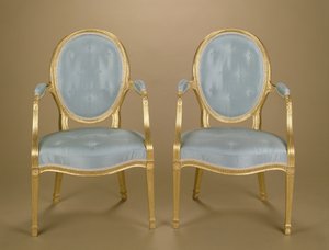 Para pozłacanych rzeźbionych krzeseł Adama z owalnym oparciem, tapicerowana na niebiesko, ok.1780 autorstwa Unbekannt Unbekannt