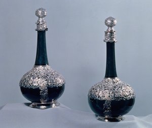 Para butelek wina oprawionych w srebro, 1689