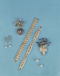 Wybór biżuterii Art Deco: bransoletki z ogniw; zegarek z szafirem i diamentem; pierścionki do pasjansa; kaboszon szafirowa broszka w sprayu (diament) autorstwa Unbekannt Unbekannt