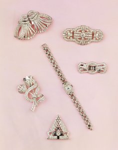 Wybór biżuterii diamentowej: bagietka i diamentowa broszka w sprayu w kształcie markizy; Diamentowy klips Art Deco; broszka panelowa z diamentami; Ladys podłużna koperta diamentowy zegarek autorstwa Unbekannt Unbekannt