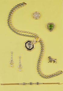 Wybór biżuterii: Naszyjnik z pereł hodowlanych w stylu Art Deco z żółtymi i niebieskimi szafirami; kolczyki z diamentami i perłami; broszka w kształcie gwiazdy z opalem i różem z brylantami; broszka z pudelkiem w kolorze różowego diamentu autorstwa Unbekannt Unbekannt