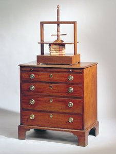 Mała komoda mahoniowa firmy Sheraton, ok. 1790 r., zwieńczona prasą mahoniową
