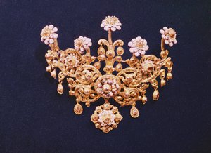 Stomacher, hiszpański, XVIII w. (złoto wysadzane diamentami o szlifie rozetowym)