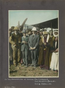 T.E. Lawrence, Sir Herbert Samuel i Amir Abdullah na lotnisku w Ammanie, Jordania, 1921 (odbitka ręcznie kolorowana) autorstwa Unbekannt Unbekannt