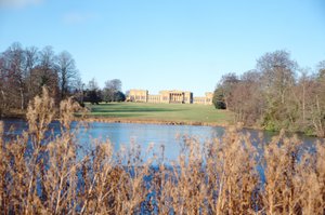 Widok z jeziora domu, zbudowanego przez Sir Johna Vanbrugha (1664-1726) i park założony przez Capability Brown