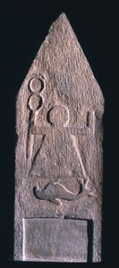 00357 Stela wotywna przedstawiająca Tanit, boginię Kartaginy, trzymającą kaduceusza z delfinem i napisem poniżej, Fenicjanin, z Tophet El-Horfa, Algieria, II-I w. p.n.e. (wapień) autorstwa Unbekannt