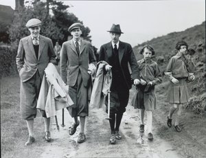 10. książę z czwórką dzieci, Billym, Andrew, Anne i Elizabeth w opactwie Bolton, ok. 1938 (zdjęcie czarno-białe) autorstwa William M. Timlin