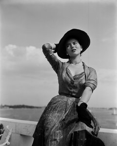 Modelka ubrana w stroje Christiana Diora w Wenecji, 3 czerwca 1951 : Czarne rękawiczki i kapelusz autorstwa Unbekannt