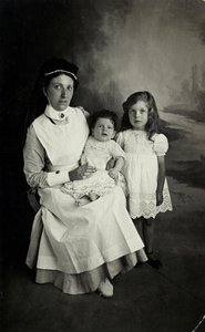 „Pielęgniarka” pozująca z dziećmi w latach dwudziestych. autorstwa William M. Timlin