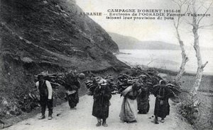 Albania: Cyganki noszące drewniane tobołki na plecach - Pocztówka 1914-1918 autorstwa William M. Timlin