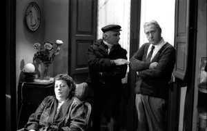 Alberto Sordi, Mario Monicelli i Shelley Winters na scenie „Un borghese piccolo piccolo” w reżyserii Mario Monicelli autorstwa Unbekannt