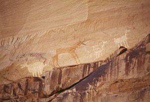 د څارویو شخصیتونه، د ناواجو هنرمندانو لخوا د ډبرې نقاشي، د کینیون دي چیلي ملي یادگار، د ناواجو هندي ریزرویشن، اریزونا، USApoli autorstwa Benjamin Baud