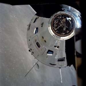 Moduły dowodzenia/obsługi Apollo 17 sfotografowane z modułu księżycowego na orbicie autorstwa Unbekannt
