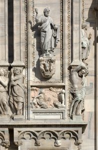 Architektura: figura św. Łukasza (1811) oraz płaskorzeźba przedstawiająca ukazanie się anioła matce Samsona (1659). Detal fasady katedry (kopuła lub duomo) w Mediolanie, Włochy autorstwa Unbekannt