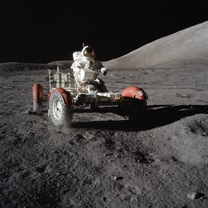 Astronauta Eugene Cernan prowadzi Lunar Roving Vehicle podczas pierwszego EVA autorstwa Unbekannt