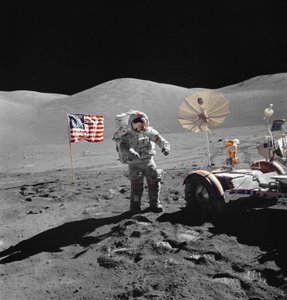 Astronauta Eugene Cernan idzie w kierunku LRV podczas EVA autorstwa Unbekannt