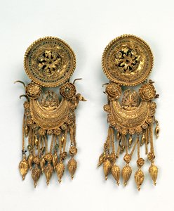 Attykańskie kolczyki zdobione filigranową granulacją i emalią, z Królestwa Bosporańskiego, I poł. IV w. p.n.e. (złoto i emalia) autorstwa Unbekannt