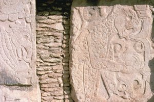 Płaskorzeźba przedstawiająca jaguary wyrywające ludzkie serca ofiarom (kamień) autorstwa William M. Timlin