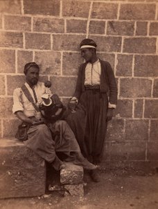 Sprzedawcy lemoniady w Bejrucie. Fotografia Charlesa Lallemanda (1826-1904) w "Syria, stroje, podróże i krajobrazy". 1865. Kolekcja prywatna. autorstwa Unbekannter Künstler