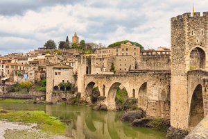 Besalu, prowincja Girona, Katalonia, Hiszpania, 2018 r. (zdjęcie) autorstwa Unbekannter Künstler