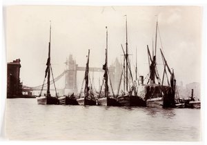 Łodzie zacumowane przy Tower Bridge autorstwa Unbekannt