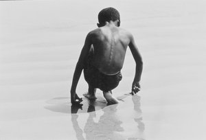 Chłopiec bawiący się w piasku na Coney Island, bez tytułu 30, ok. 1953-64 (zdjęcie czarno-białe) autorstwa Unbekannter Künstler