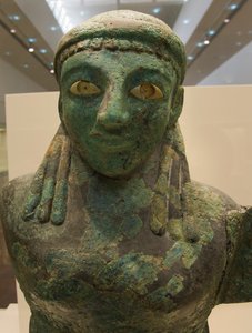 Brązowa skrzydlata postać kobieca (590 pne - 580 pne), Muzeum Olimpii, Olimpia (???????), Peloponez, Grecja (zdjęcie) autorstwa Unknown