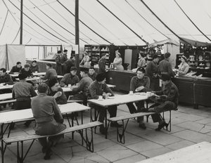 Namiot stołowy, obóz letni w Weybourne, kwiecień 1954 (zdjęcie czarno-białe) autorstwa Unbekannt