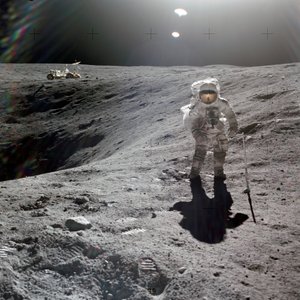 Charles M. Duke, Jr., pilot modułu księżycowego misji Apollo 16, zbierający próbki księżycowe na krawędzi krateru Plum, kwiecień 1972 (zdjęcie) autorstwa Unbekannt