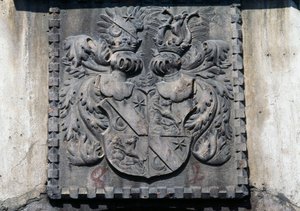 Herb na drewnianych drzwiach domu w Lavis, Trento, Trentino-Alto Adige, Włochy autorstwa Benjamin Baud