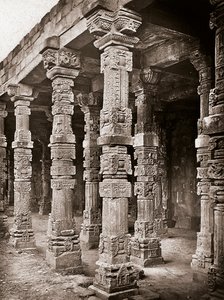 Kolumnada meczetu Quwwat-ul-Islam w kompleksie Qutb Minar, Delhi autorstwa Unbekannter Künstler