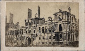 Commune de Paris (1871): widok ratusza po pożarze w maju 1871. Zdjęcia anonimowe. Druk na kartonie Wym. 10x7 cm autorstwa Unbekannt