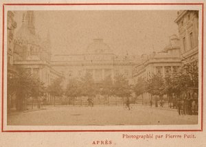 Commune de Paris (1871): widok Pałacu Sprawiedliwości w Paryżu po jego pożarze w maju 1871. Zdjęcie Pierre