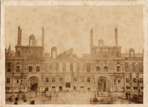 Gmina Paryska (1871): widok pożaru ratusza w maju 1871 r. Anonimowa fotografia, odbitka na tekturze wym. 15x10 cm autorstwa Unbekannt