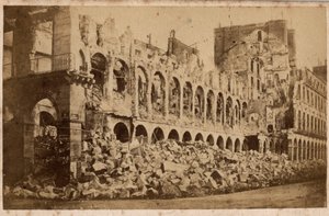 Gmina Paryska (1871): widok Ministerstwa Finansów po pożarze maja 1871. Fotografia. Druk na kartonie Wym. 10x6,9 cm autorstwa Unbekannt