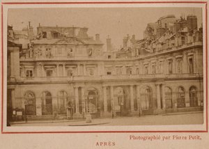 Gmina Paryska (1871): widok Palais-Royal (Palais Royal) w Paryżu po pożarze w maju 1871. Zdjęcie Pierre Pepetit. Druk na kartonie, wym. 9x5,4 cm autorstwa Unbekannt