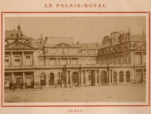 Komuna Paryska (1871): widok Palais-Royal (Palais Royal) w Paryżu przed pożarem w maju 1871. Zdjęcie Pierre Pepetit. Druk na kartonie, wym. 9x5,4 cm autorstwa Unbekannt