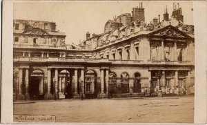 Komuna Paryska (1871): widok Palais-Royal po pożarze w maju 1871. Zdjęcia anonimowe. Druk na kartonie Wym. 10x6,9 cm autorstwa Unbekannt