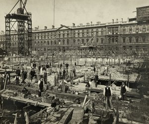 Budowa nowych biur rządowych, Great George Street, Westminster, Londyn, 24 września 1902 r., Wielka Brytania (zdjęcie czarno-białe) autorstwa Unbekannter Künstler