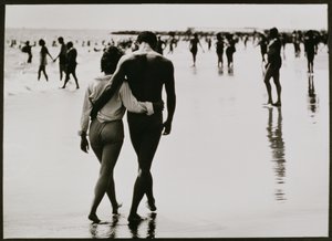 Para spacerująca po wodzie na Coney Island, Nowy Jork, bez tytułu 46, ok. 1953-64 (zdjęcie czarno-białe) autorstwa Unbekannter Künstler