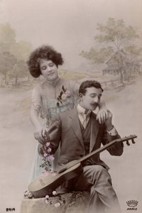 Para z kwiatami i hiszpańską gitarą, Francja, ok. 1910 r. (pocztówka) autorstwa Unbekannter Künstler