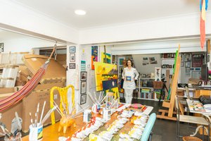 Cristina Rodriguez w swojej pracowni, 2022 autorstwa Bartolome Esteban and studio Murillo