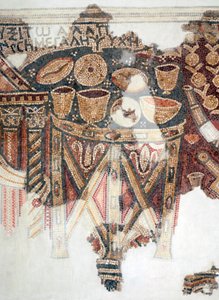 Fragment mozaikowej podłogi przedstawiający stół ofiarny z filiżankami, miskami i bochenkami chleba z synagogi Samarytan w El-Khirbe, Zachodni Brzeg, IV wne (mozaika) autorstwa Unbekannt