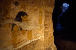Fragment malowideł ściennych znalezionych podczas wykopalisk w grobowcu gubernatora, Dolina Złotych Mumii, oaza Bahariya, Giza, Egipt autorstwa Benjamin Baud