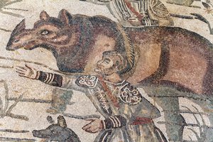 Szczegóły wielkiej mozaiki polowania. Nosorożec jest wprowadzany na łódź, aby przetransportować go do najbliższego portu. III - IV wiek. Rzymska willa Casale, Sycylia. UNESCO. autorstwa William M. Timlin